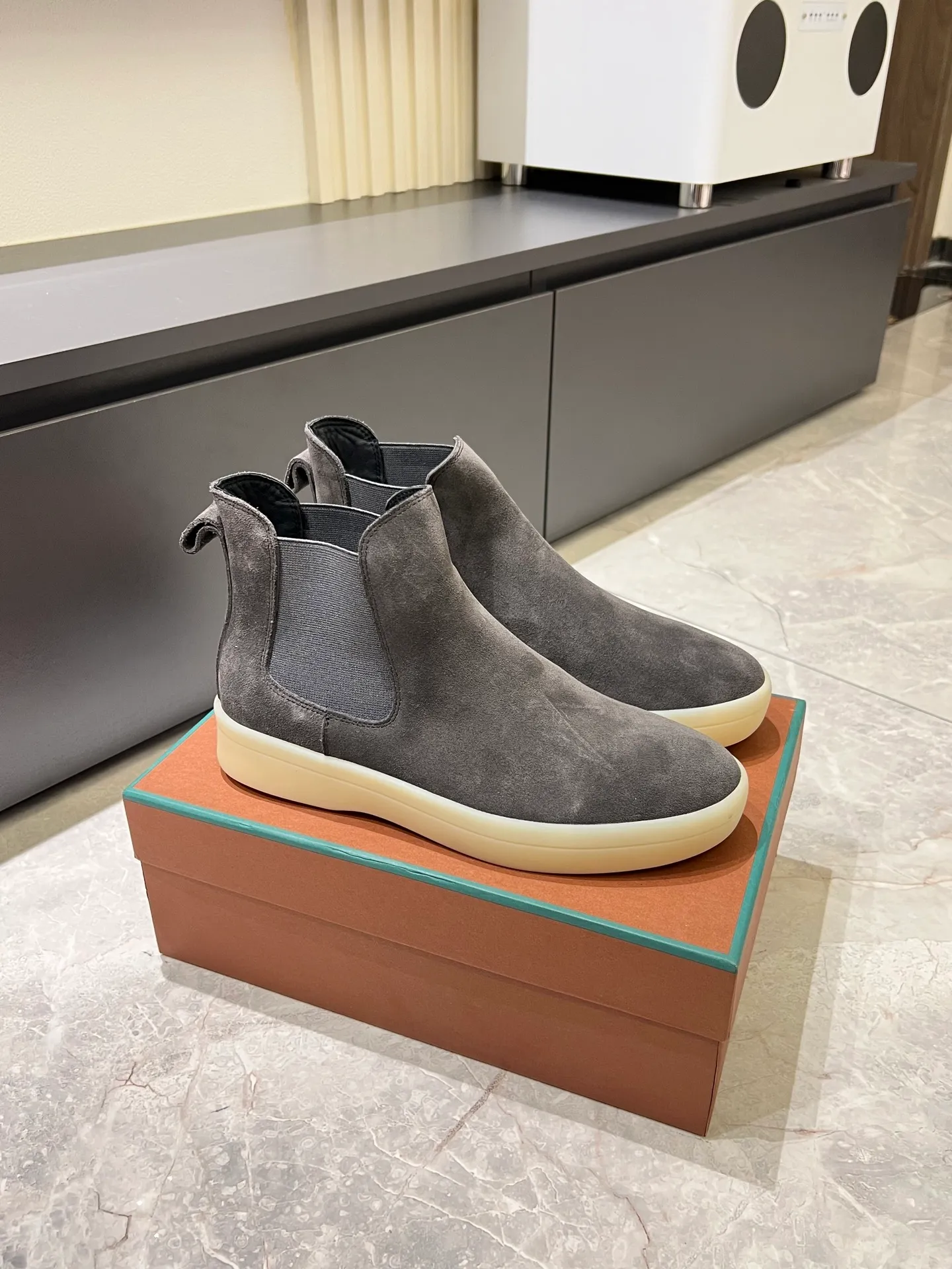 p440 Loro Piana's new niche winter men's mid-top shoes are shipped! The fabric is made of mercerized cowhide imported from Italy, with a sheepskin lining, which is comfortable, breathable and not stuffy to the feet. The outsole is made of natural rubber, which is wear-resistant and non-slip! Size: 38-44 (45.46.)